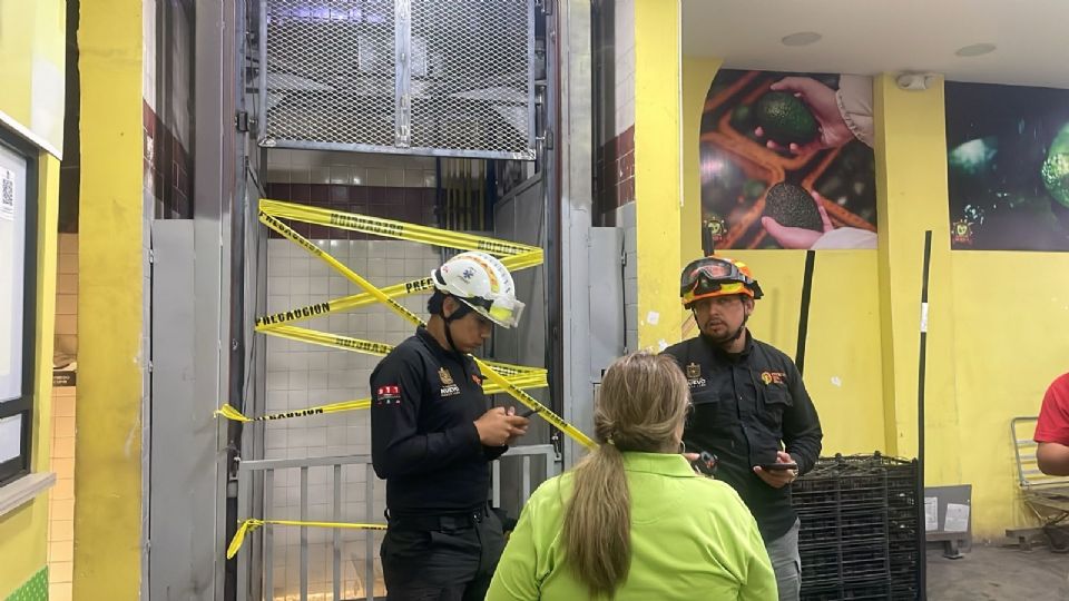 Elementos de Protección Civil acordonaron el elevador donde ocurrió el accidente laboral en una bodega del Mercado de Abastos Estrella.