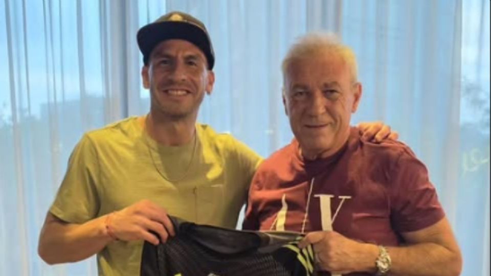 Nahuel Guzmán agradeció a Nery Pumpido durante el reencuentro en Monterrey.