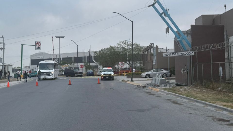 Un transporte de personal se impactó contra un poste dentro del Parque Industrial Stiva, causando daños en líneas eléctricas y dejando varios trabajadores con lesiones leves.