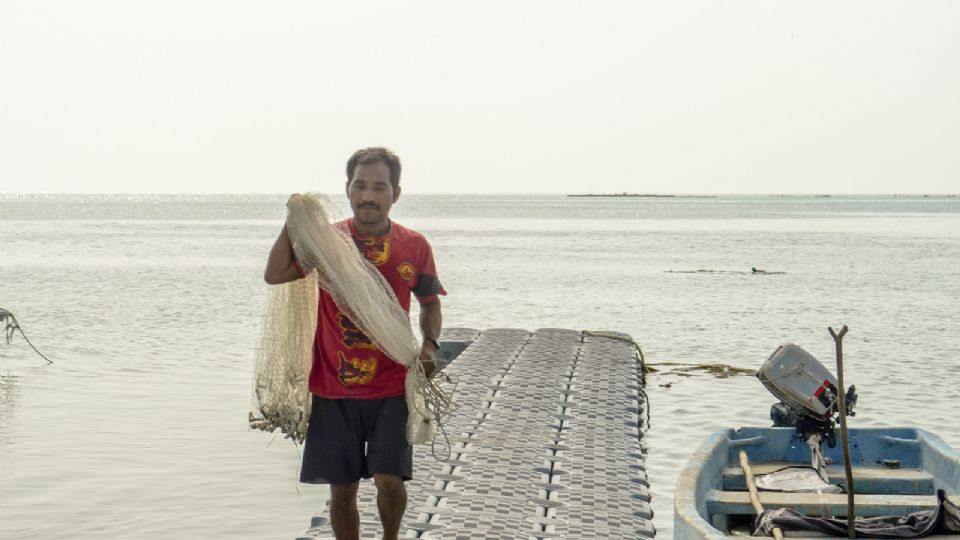Conapesca apoyará a pescadores afectados por el derrame de hidrocarburo en el Golfo de México.