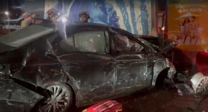 Joven de 21 años queda prensado tras chocar contra muro en avenida Lázaro Cárdenas