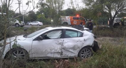 Conductor pierde el control de su vehículo y se vuelca en el Libramiento Noreste, en García