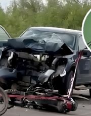 Foto descriptiva de: Camioneta del ex gobernador "El Bronco" participa en accidente donde un motociclista pierde la vida