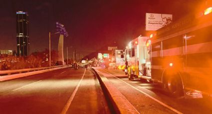 Volcadura de tráiler cargado con vidrio en Morones Prieto deja un lesionado y cierre vial