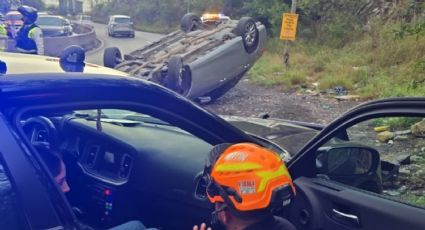 Conductor pierde el control y vuelca en Balcones de San Jerónimo en Monterrey