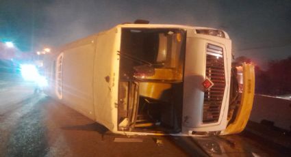 Volcadura de camión de personal en la carretera a Monclova deja 18 lesionados en Escobedo