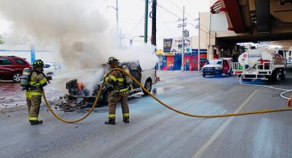 Incendio consume camioneta sobre Félix U. Gómez en Monterrey
