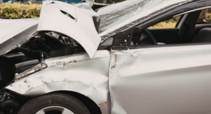 Vehículo se impacta contra sucursal de un banco en Avenida Fidel Velázquez