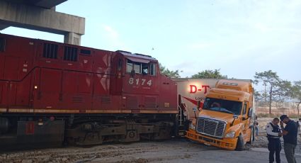 Tráiler intenta ganarle paso al tren y provoca cierre en Libramiento de Escobedo