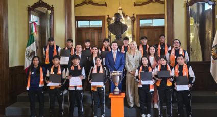 Samuel García reconoce a futbolistas de Nuevo León tras triunfo en España