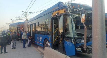 Deja múltiples lesionados choque de trolebús contra estación La Covadonga en Chalco