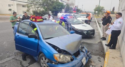 Conductor se estrella contra muro en Díaz Ordaz y Privada Mitras, Santa Catarina