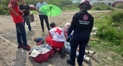 Motociclista resulta lesionada tras ser atropellada por transporte escolar