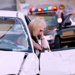 Mujer arrastra a otra sobre su auto a toda velocidad