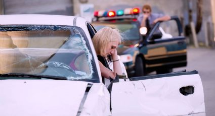 Mujer arrastra a otra sobre su auto a toda velocidad