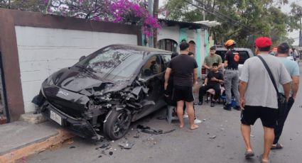 Vehículo impacta a auto estacionado en Privada Martín de Zavala en Monterrey