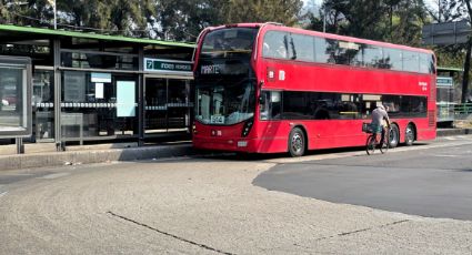 Metrobús en CDMX: Empujan unidad varada en Viaducto