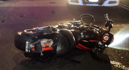 Muere motociclista tras chocar contra auto en Escobedo; acompañante queda grave
