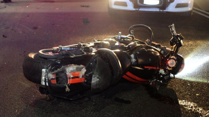 Muere motociclista tras chocar contra auto en Escobedo; acompañante queda grave