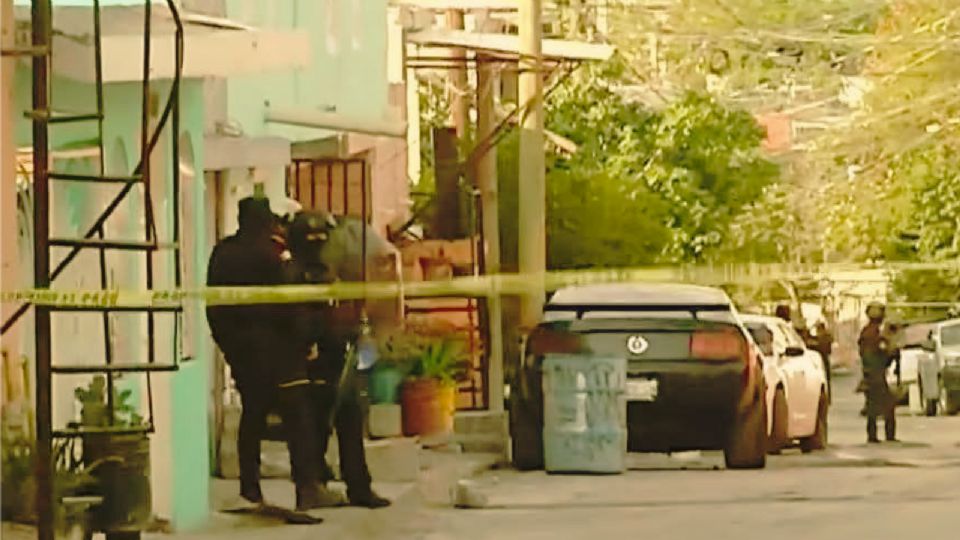 Fuerza Civil y agentes ministeriales resguardaron la escena del crimen en la colonia Tierra y Libertad, donde un hombre fue ejecutado a balazos.