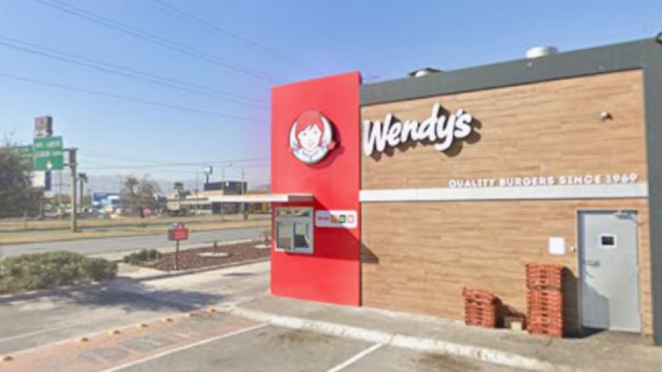 Autoridades investigan dos robos a negocios en Escobedo, donde delincuentes sustrajeron cajas fuertes con dinero en efectivo y equipo electrónico.