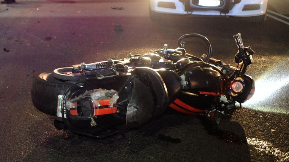 La motocicleta quedó destrozada tras impactarse contra un automóvil en el Fraccionamiento Canteras, en Escobedo, donde un joven perdió la vida.