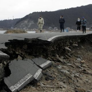 Temblor de 7.7 en Japón: Reportan evacuaciones y heridos