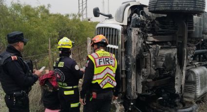 Reportan volcadura de pipa en García; moviliza a cuerpos de auxilio