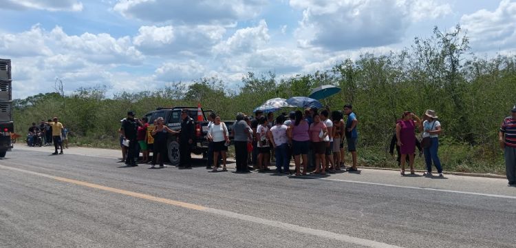 Tensión en Yaxcopoil: Pobladores frenan maniobras de empresa tras clausura ambiental
