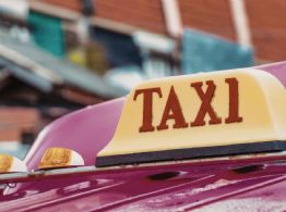 Atacan a balazos a taxista y su unidad arde en llamas en Cancún