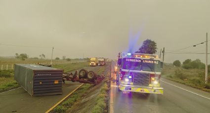 Accidente en Carretera Nacional hoy: tráiler vuelca y provoca cierre hacia Monterrey