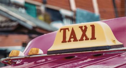 VIDEO | Atacan a balazos a taxi y se incendia en Cancún