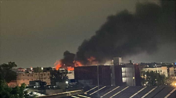 VIDEOS| Incendio frente al Mercado de Sonora; reportan explosiones