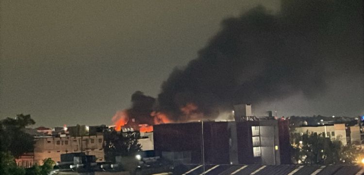 Incendio en Fray Servando: Fuego consume puestos y daña edificio