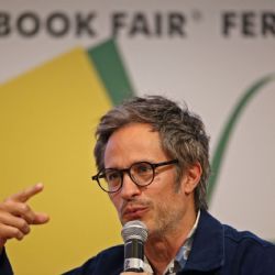 VIDEO | Gael García explota con fan en restaurante