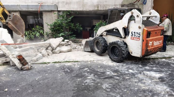 Alcaldía AO demuele barda en Jardines del Pedregal por invasión