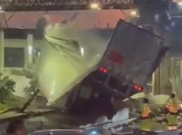 Accidente Zinapécuaro; tráiler sin frenos choca contra caseta