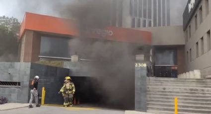 Se registra incendio en subestación eléctrica de Banregio; evacuan a 30 personas