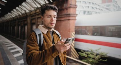 Cae a las vías del Metro por ver su celular y sobrevive de milagro