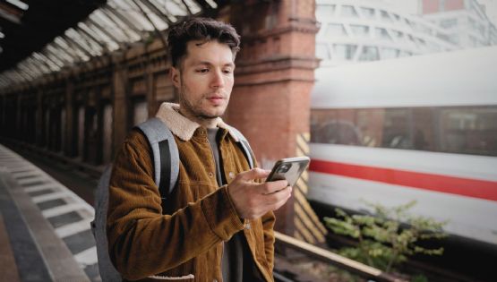 Cae a las vías del Metro por ver su celular y sobrevive de milagro