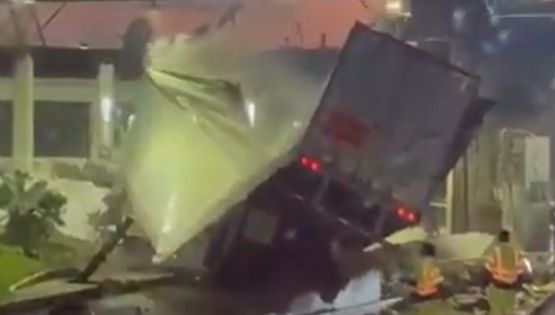 Accidente Zinapécuaro; tráiler sin frenos choca contra caseta