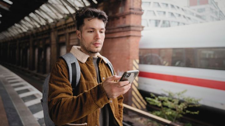 Cae a las vías del Metro por ver su celular y sobrevive de milagro