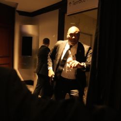 Momento exacto en que se escuchan disparos en cena de corresponsales de la Casa Blanca y evacúan a Trump (VIDEOS)