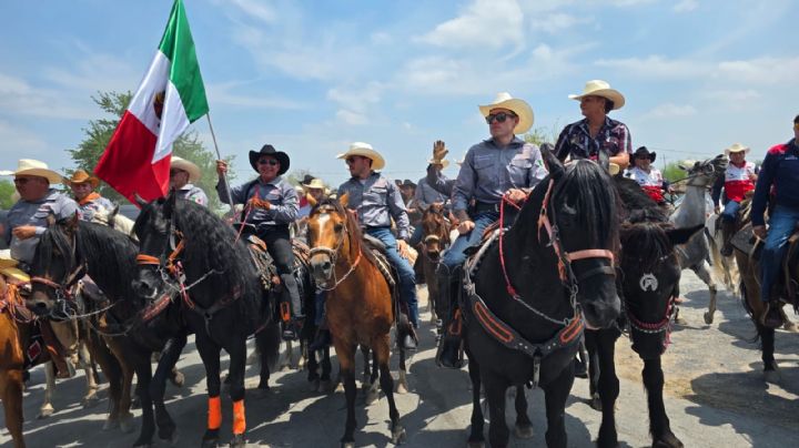 Samuel García encabeza cabalgata en Cerralvo por el 444 aniversario del municipio