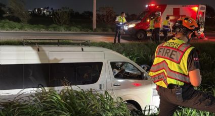 Vehiculo vuelca en Avenida Miguel Alemán en Apodaca; Los lesionados se niegan a ser trasladados