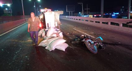 Camioneta con alimento para ganado se vuelca al chocar con tráiler en El URO en la Carretera Nacional