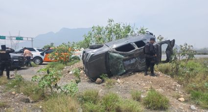 Volcadura en Santa Catarina deja mujer lesionada tras presunto cerrón