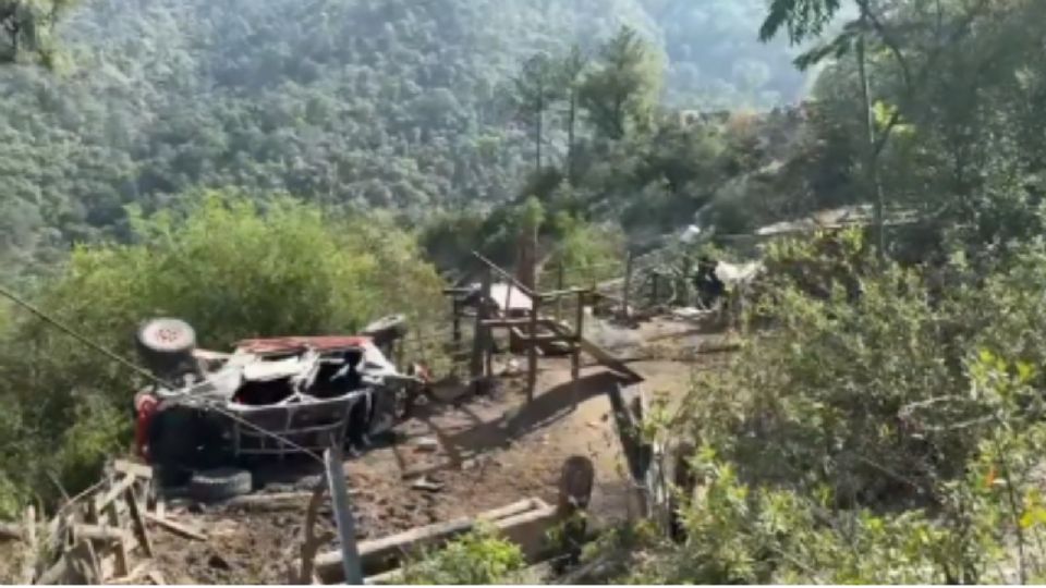 Rescatistas descendieron con cuerdas para auxiliar a cuatro personas tras caer en un barranco en la sierra de Santiago.