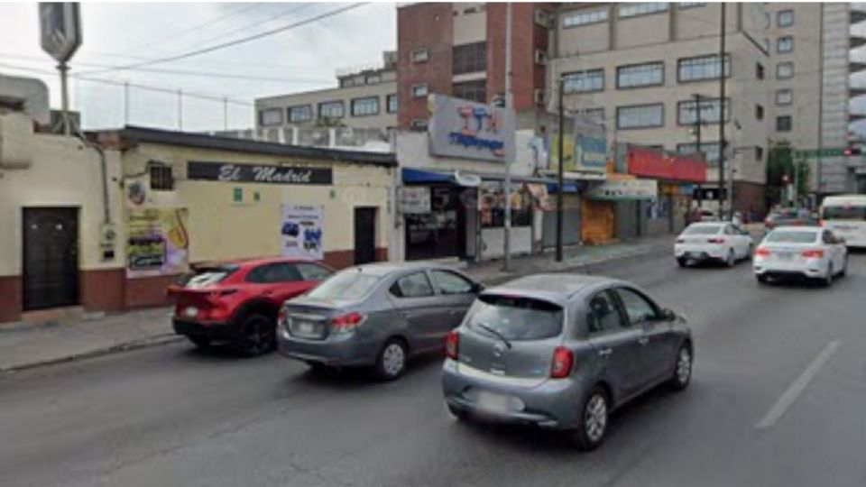 La mujer se desvaneció mientras bailaba en un bar del Centro de Monterrey; autoridades investigan el fallecimiento como probable causa natural.