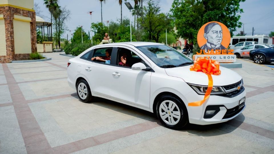 La alcaldesa de Juárez entregó un automóvil al ganador del Sorteo del Predial 2026 entre más de 35 mil participantes.